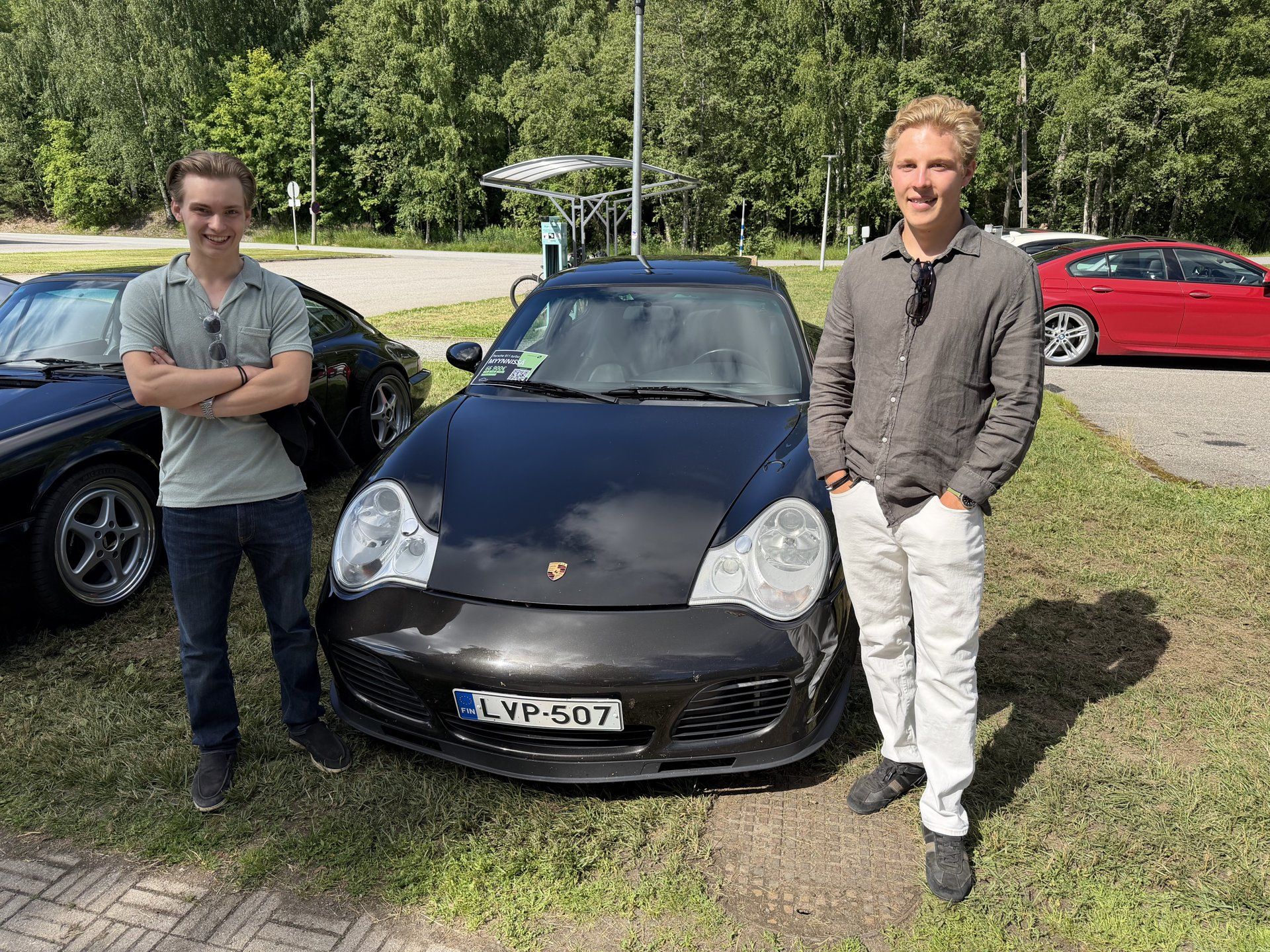 Joulen tiimi myynnissä olevan Porsche 911 Turbon kanssa